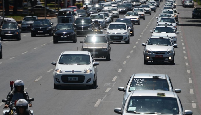 MP libera R$ 10,9 bi para auxílios a caminhoneiros e taxistas
